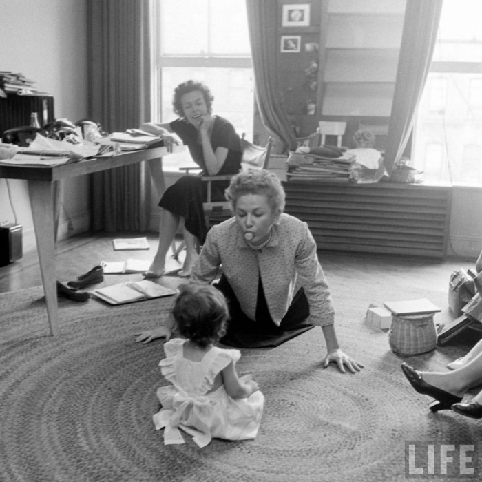 Игры с ребёнком никто не отменял. Игры с ребёнком никто не отменял.