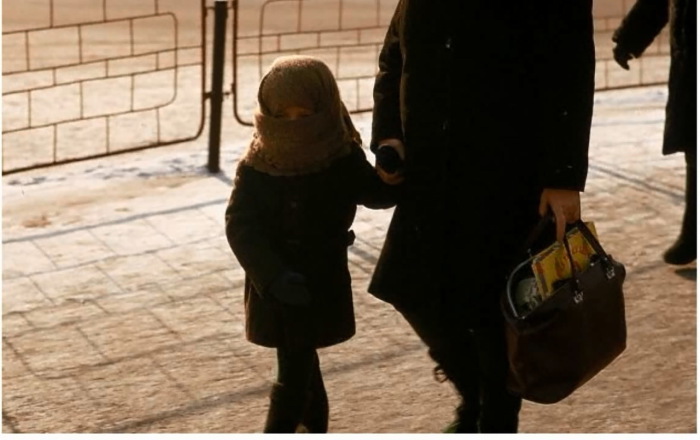 Женщина с ребенком во время холодной зимы в Барнауле. СССР, декабрь 1974 года. Женщина с ребенком во время холодной зимы в Барнауле. СССР, декабрь 1974 года.