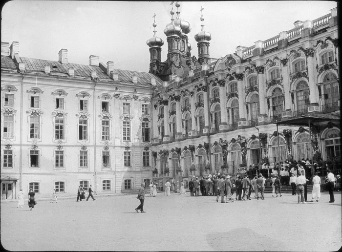 Толпы людей на экскурсии в Царском селе. СССР, Ленинград, 1937 год. Толпы людей на экскурсии в Царском селе. СССР, Ленинград, 1937 год.