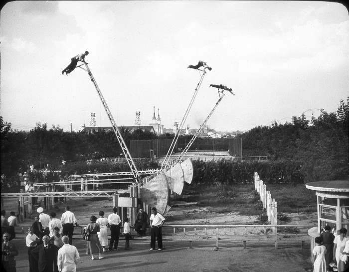 Большой аттракцион в центральном парке культуры и отдыха имени Горького в Москве. СССР, 1937 год. Большой аттракцион в центральном парке культуры и отдыха имени Горького в Москве. СССР, 1937 год.