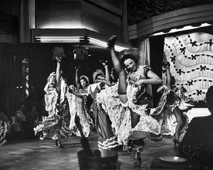 Парижские танцовщицы канкана, 1952 год. Парижские танцовщицы канкана, 1952 год.