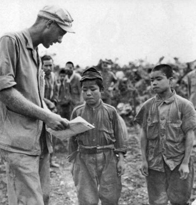 Подросток-солдат, который был взят в плен в битве за Окинаву, 1945 Подросток-солдат, который был взят в плен в битве за Окинаву, 1945