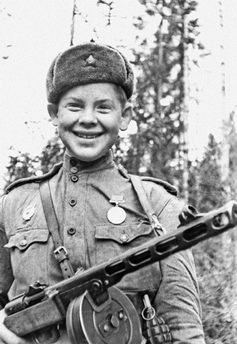17-летний Саша Капустин с автоматом ППШ-41. Он погиб в бою в 1943 году. 17-летний Саша Капустин с автоматом ППШ-41. Он погиб в бою в 1943 году.