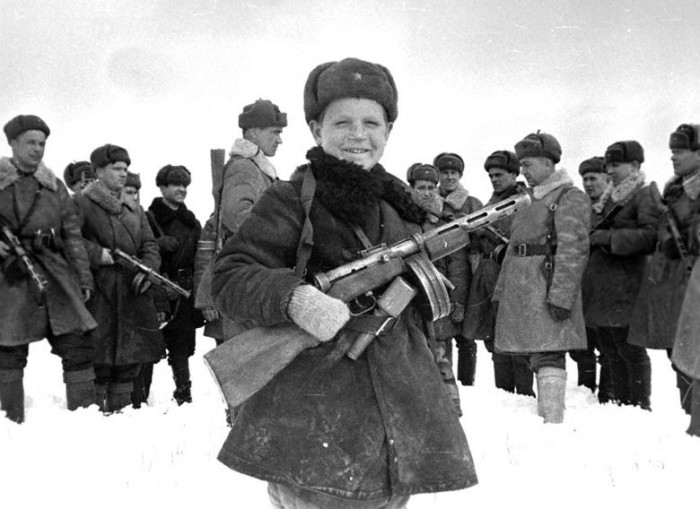 15-летний разведчик Вова Егоров с бойцами своего подразделения Апрель 1942 г. 15-летний разведчик Вова Егоров с бойцами своего подразделения Апрель 1942 г.