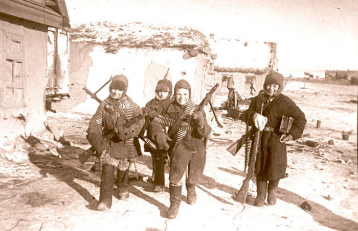 Школьники хутора Синеоковского Сережа Землянский, Шура Величенко, Шура Иващенко и Володя Поломарщук собирают брошенные немцами боеприпасы и оружие 1943 г. Место съемки: Сталинградская область. Школьники хутора Синеоковского Сережа Землянский, Шура Величенко, Шура Иващенко и Володя Поломарщук собирают брошенные немцами боеприпасы и оружие 1943 г. Место съемки: Сталинградская область.