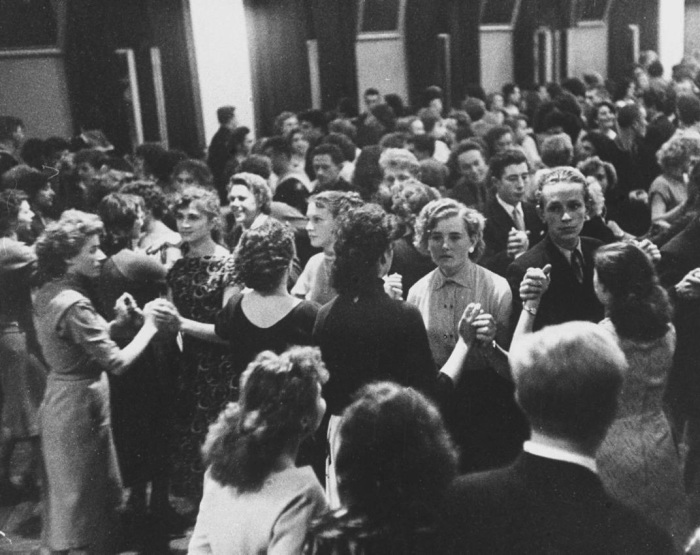Молодые люди на танцах. СССР, 1958 год. Молодые люди на танцах. СССР, 1958 год.