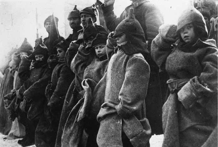 Дети во время парада на Красной площади. Дети во время парада на Красной площади.