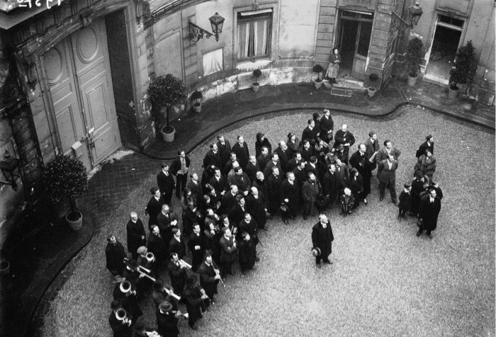 Церемонию поднятия флага у здания советского посольства. Церемонию поднятия флага у здания советского посольства.