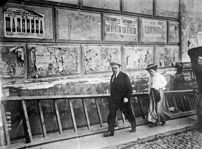 Владимир Ильич, идущий по улице со своей сестрой Марией Ульяновой в Москве. Владимир Ильич, идущий по улице со своей сестрой Марией Ульяновой в Москве.