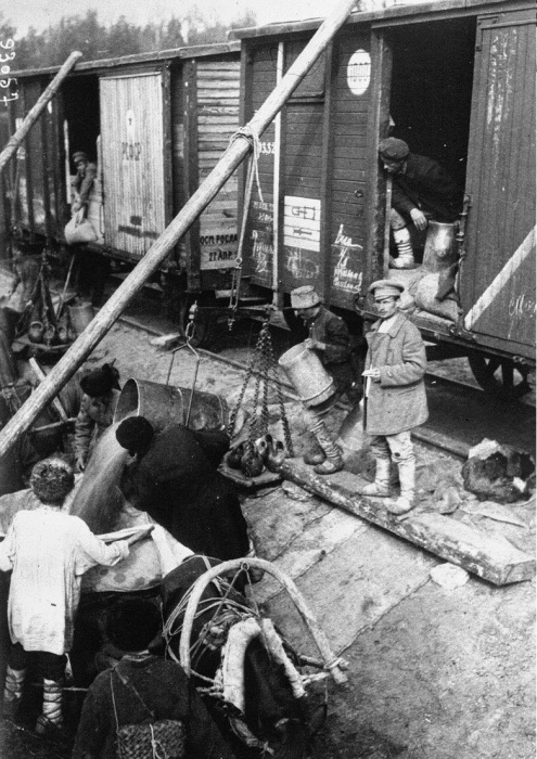 Первый поезд с продуктами и запасами воды, отправленный голодающим в Поволжье. Первый поезд с продуктами и запасами воды, отправленный голодающим в Поволжье.