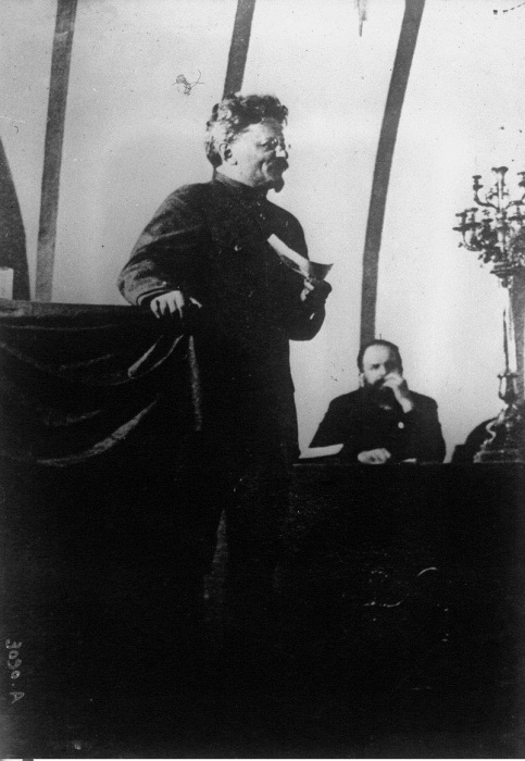 Выступление за трибуной Льва Троцкого в годовщину большевистской революции в Москве. Выступление за трибуной Льва Троцкого в годовщину большевистской революции в Москве.