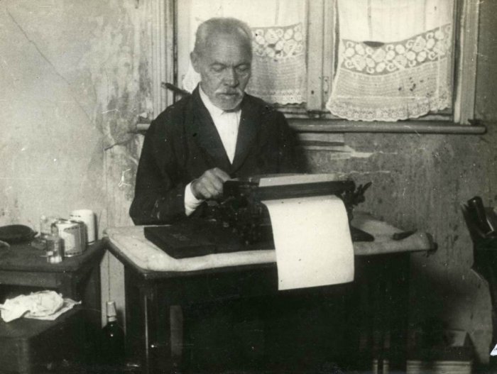 Бывший бригадный генерал.