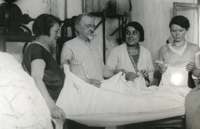 Русский князь, в эмиграции работающий руководителем прачечной.