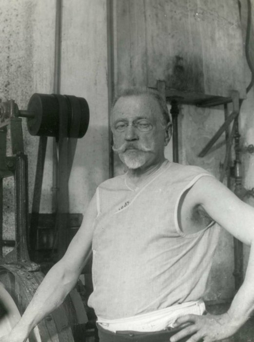 Князь, работающий в бельевой комнате.