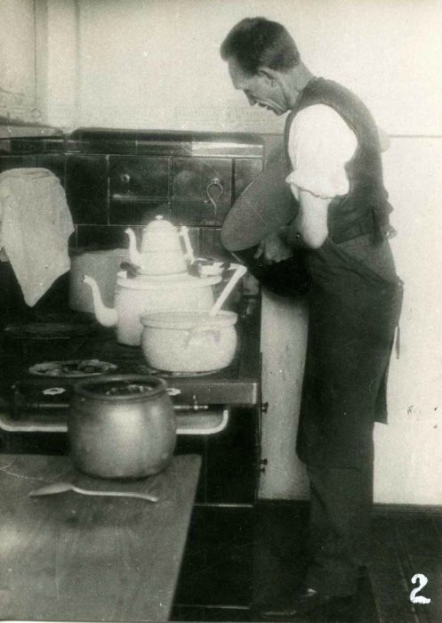 Бывший командующий 10-м уланским полком, в эмиграции работающий кухонным работником.