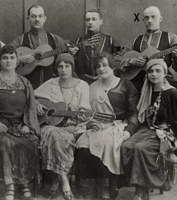 Сахно-Устимович, работающий в эмиграции поваром в небольшом русском ресторане в Берлине. Германия, 1930 год.