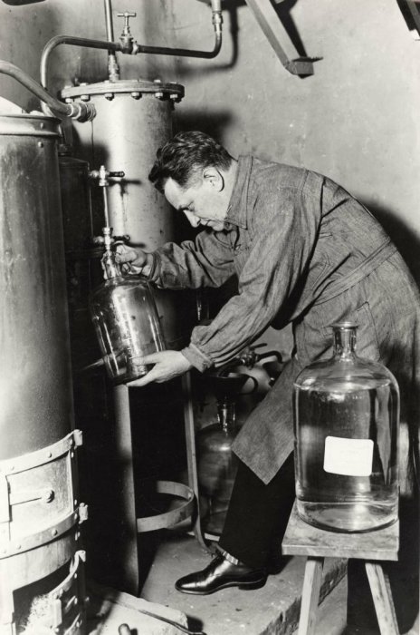 Алекс Авалов, бывший крупный помещик и профессор химии в Санкт-Петербурге, в эмиграции занимающийся производством крепких алкогольных напитков. Германия, Берлин, 1930 годы.