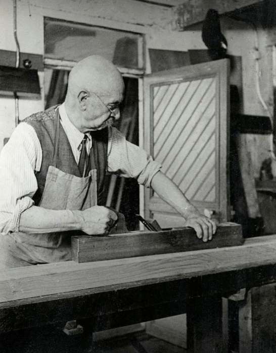 Йохан фон Греков - бывший ректор Технического университета в Санкт-Петербурге, изготавливающий в эмиграции гробы.
