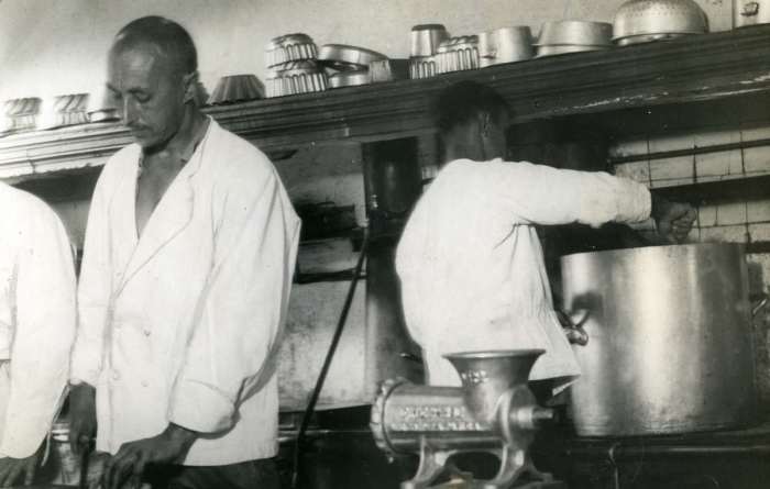 Казачий офицер, работающий в эмиграции кухонным работником.