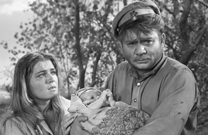 Людмила Чурсина и Евгений Леонов в фильме *Донская повесть*, 1964 | Фото: 24smi.org Людмила Чурсина и Евгений Леонов в фильме *Донская повесть*, 1964 | Фото: 24smi.org