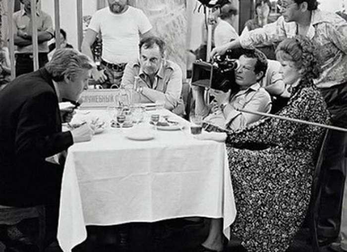 На съемках фильма *Вокзал для двоих*, 1982 | Фото: izvestia.kiev.ua На съемках фильма *Вокзал для двоих*, 1982 | Фото: izvestia.kiev.ua