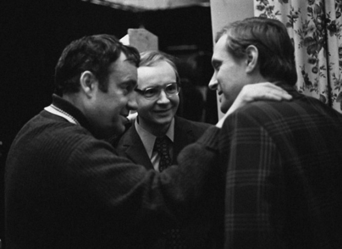 Э. Рязанов, А. Мягков и О. Басилашвили на съемках фильма *Служебный роман*, 1977 | Фото: nnm.me Э. Рязанов, А. Мягков и О. Басилашвили на съемках фильма *Служебный роман*, 1977 | Фото: nnm.me