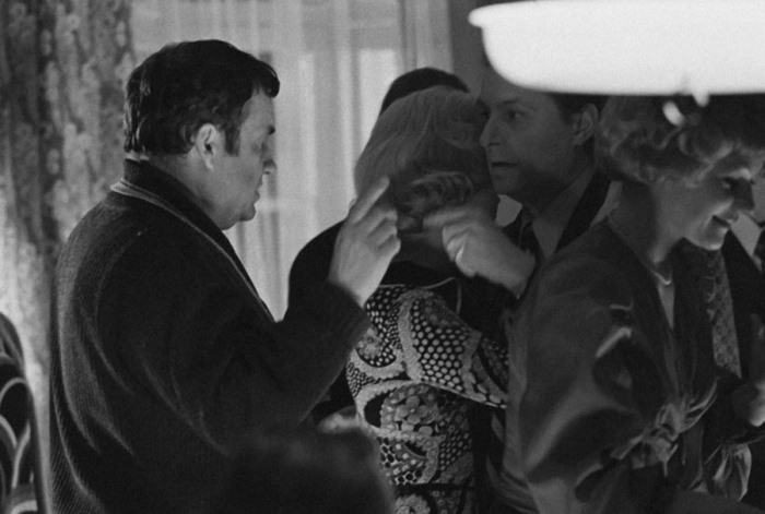 На съемках фильма *Служебный роман*, 1977 | Фото: media.tumblr.com На съемках фильма *Служебный роман*, 1977 | Фото: media.tumblr.com