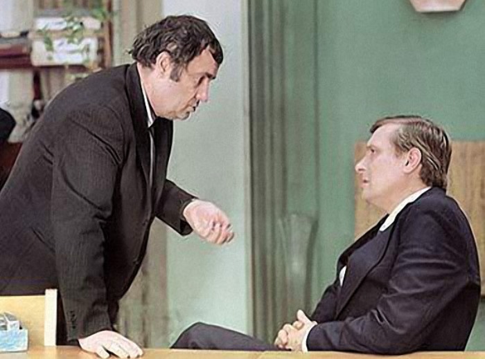 Э. Рязанов и О. Басилашвили на съемках фильма *Служебный роман*, 1977 | Фото: radikal.ru Э. Рязанов и О. Басилашвили на съемках фильма *Служебный роман*, 1977 | Фото: radikal.ru