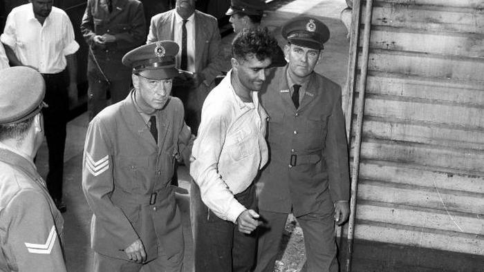 Полиция арестовывает Михаила Фоменко за бродяжничество.