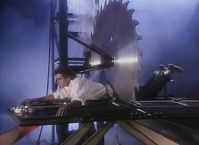 Дэвид Копперфильд демонстрирует фокус с пилой. Дэвид Копперфильд демонстрирует фокус с пилой.