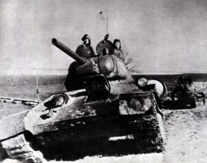 «Боевая подруга» Марии Октябрьской на марше «Боевая подруга» Марии Октябрьской на марше