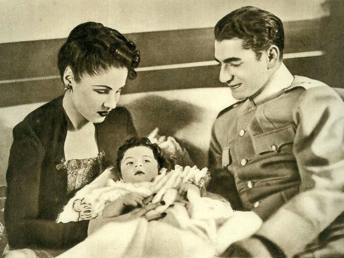 Шах Ирана Мохаммед Реза Шах Пехлеви с женой и дочерью | Фото: aeslib.ru Шах Ирана Мохаммед Реза Шах Пехлеви с женой и дочерью | Фото: aeslib.ru