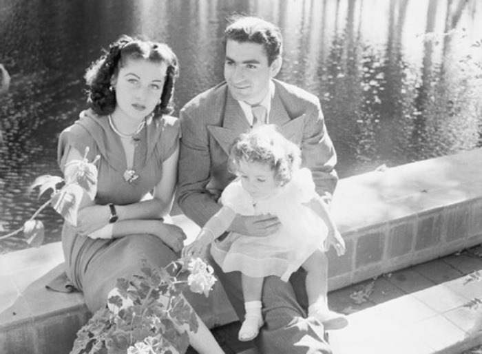 Шах Ирана Мохаммед Реза Шах Пехлеви с женой и дочерью. Фотография Сесиля Битона, 1942 | Фото: aeslib.ru Шах Ирана Мохаммед Реза Шах Пехлеви с женой и дочерью. Фотография Сесиля Битона, 1942 | Фото: aeslib.ru