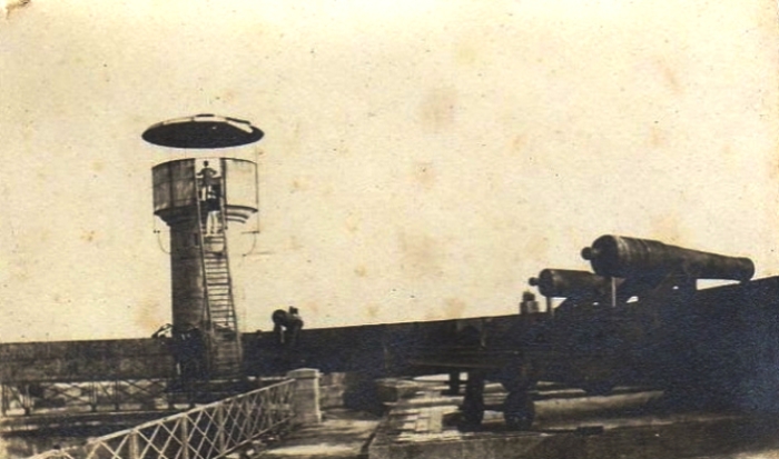 Орудия форта Бойар на верхней террасе. | Фото: fan-fortboyard.fr. Орудия форта Бойар на верхней террасе. | Фото: fan-fortboyard.fr.