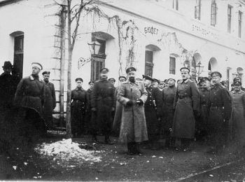 Белогвардейцы-дроздовцы встречают генерала Кутепова в городе Велико-Тырново