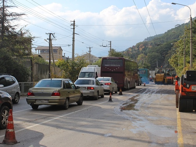 Боимся за свою жизнь: ялтинские водители жалуются на ремонт трассы