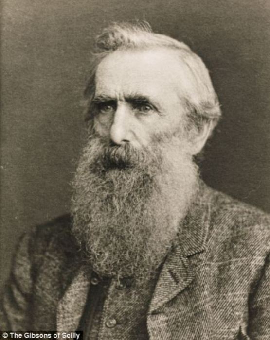 Британский парусный барк «The Cromdale» в густом тумане врезался в Лизард-Пойнт, самую южную точку британского материка. Британский парусный барк «The Cromdale» в густом тумане врезался в Лизард-Пойнт, самую южную точку британского материка.