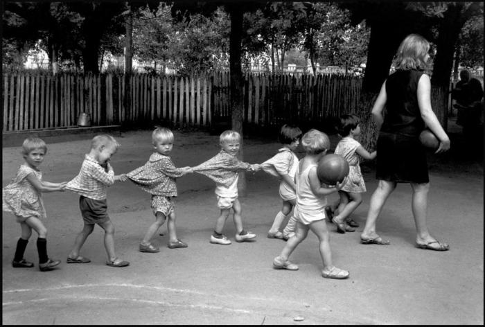Прогулка в детском садике. Прогулка в детском садике.