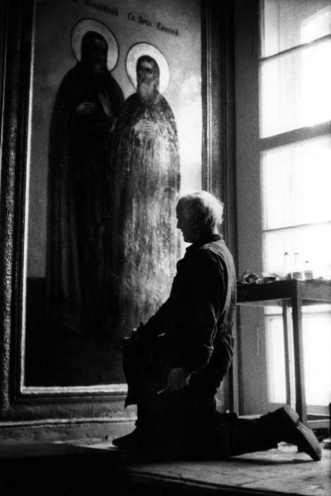 Пожилой иконописец за работой в Загорском монастыре. СССР, Московская область, 1966 год. Пожилой иконописец за работой в Загорском монастыре. СССР, Московская область, 1966 год.