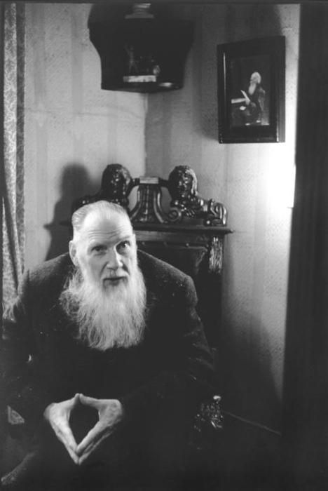 Толстой Никита Ильич сидящей на кресле в своем кабинете. СССР, Москва, 1966 год. Толстой Никита Ильич сидящей на кресле в своем кабинете. СССР, Москва, 1966 год.