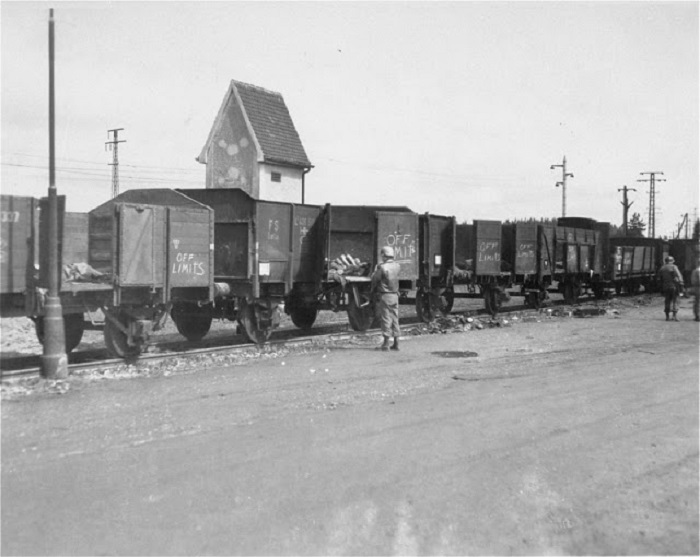 Фото поезда с открытыми дверями и без крыш. Фото поезда с открытыми дверями и без крыш.