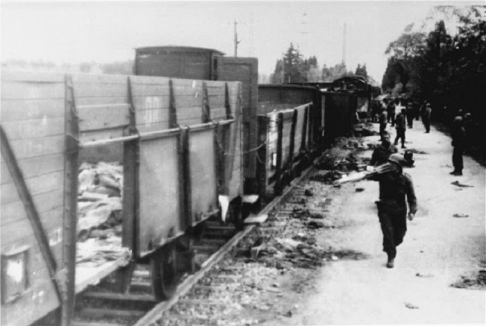 Вдоль эшелона проходят военнослужащие, которые остановили поезд. Вдоль эшелона проходят военнослужащие, которые остановили поезд.