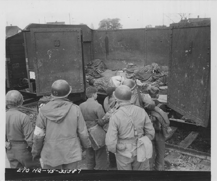 Вагон с заключенными, которые умерли во время дороги. Вагон с заключенными, которые умерли во время дороги.