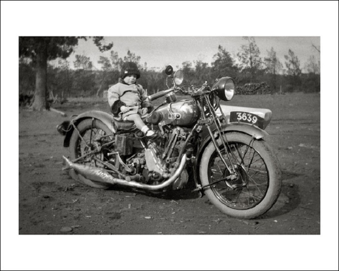 Ребенок на мотоцикле. Ребенок на мотоцикле.