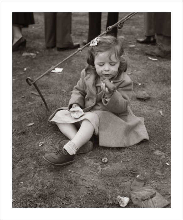 Пока взрослые заняты, ребёнок спокойненько кушает. Пока взрослые заняты, ребёнок спокойненько кушает.