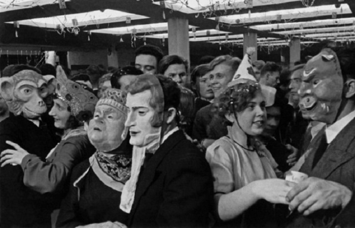 Веселье во Дворце культуры 1-го Государственного автомобильного завода им. И.В. Сталина в честь годовщины Сталинской конституции. Веселье во Дворце культуры 1-го Государственного автомобильного завода им. И.В. Сталина в честь годовщины Сталинской конституции.