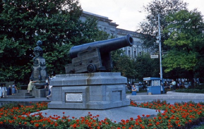 Бульвар в Одессе, расположенный на краю городского плато, начинающийся от Думской площади и заканчивающаяся у Воронцовского дворца. Бульвар в Одессе, расположенный на краю городского плато, начинающийся от Думской площади и заканчивающаяся у Воронцовского дворца.