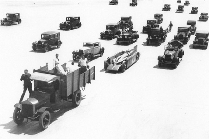 Фанаты сопровождают сэра Генри Сигрейва и его автомобиль Golden Arrow (Золотая стрела), Дейтона–Бич, 1929 год. Фанаты сопровождают сэра Генри Сигрейва и его автомобиль Golden Arrow (Золотая стрела), Дейтона–Бич, 1929 год.