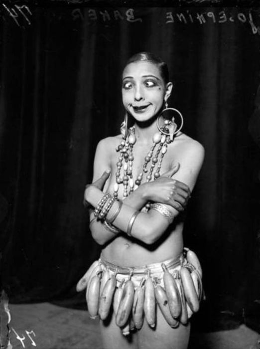 На сценических подмостках театра после выступления. На сценических подмостках театра после выступления.