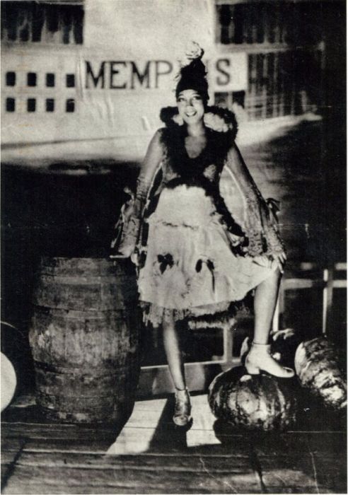 Оригинальное черное платье от кутюрье с нитями жемчуга и шапочкой. Оригинальное черное платье от кутюрье с нитями жемчуга и шапочкой.